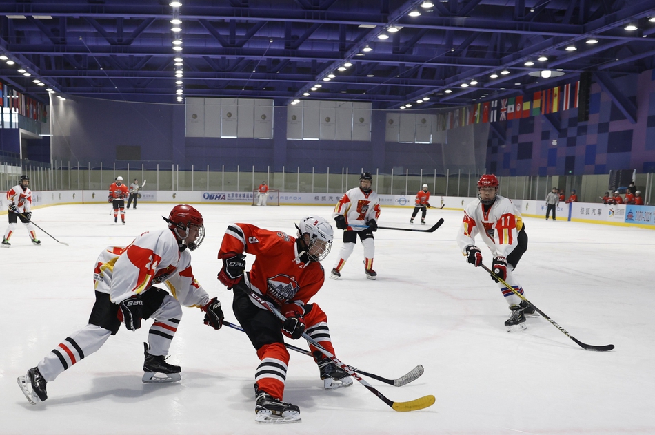 新浪直击北京市青少年冰球俱乐部联赛季后赛