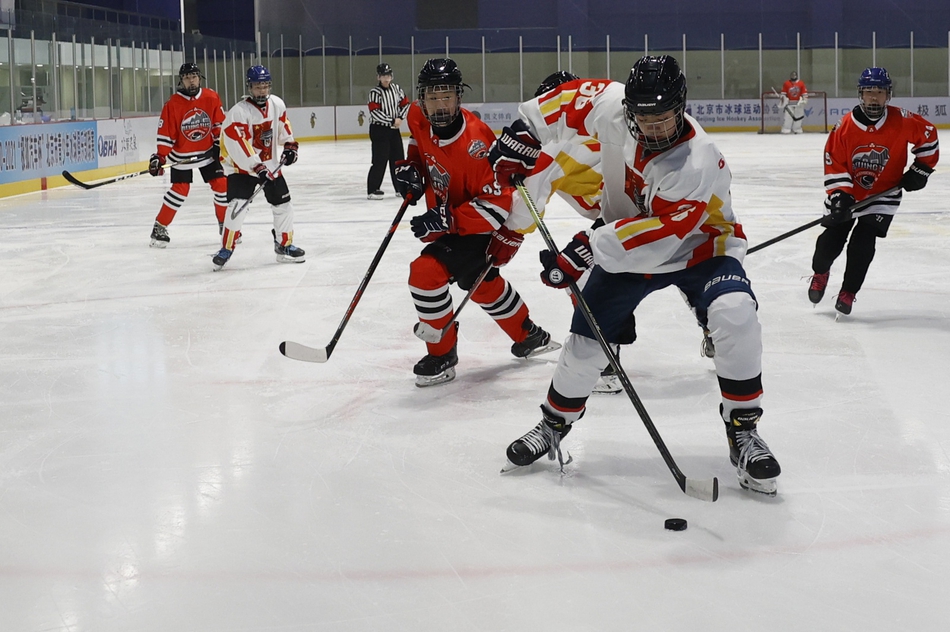 新浪直击北京市青少年冰球俱乐部联赛季后赛