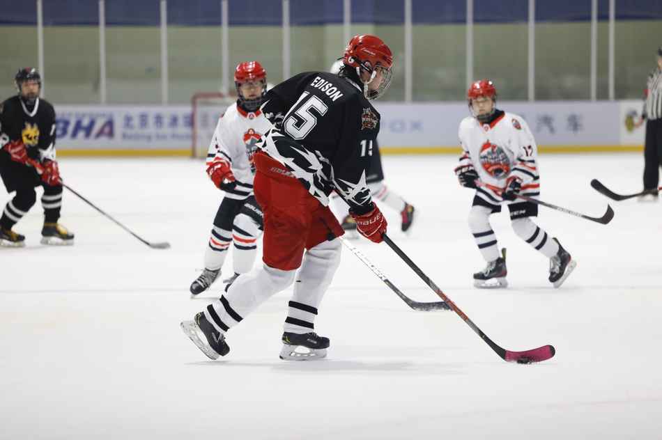 新浪直击北京市青少年冰球俱乐部联赛季后赛