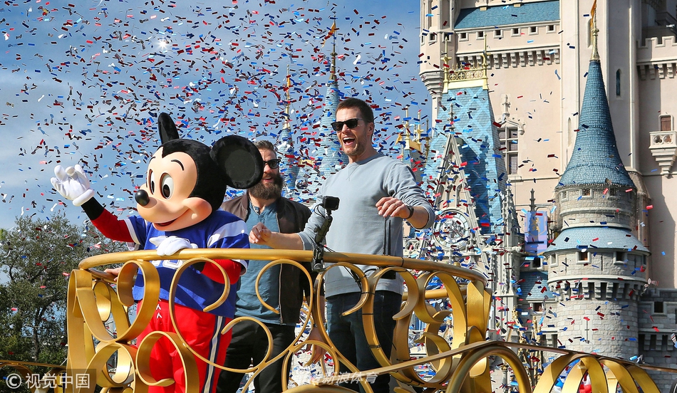 爱国者夺冠布雷迪参加花车游行