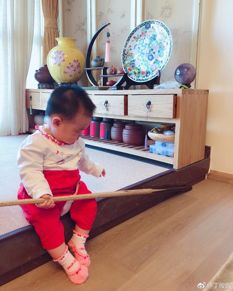 丁俊晖教一岁女儿拿球杆