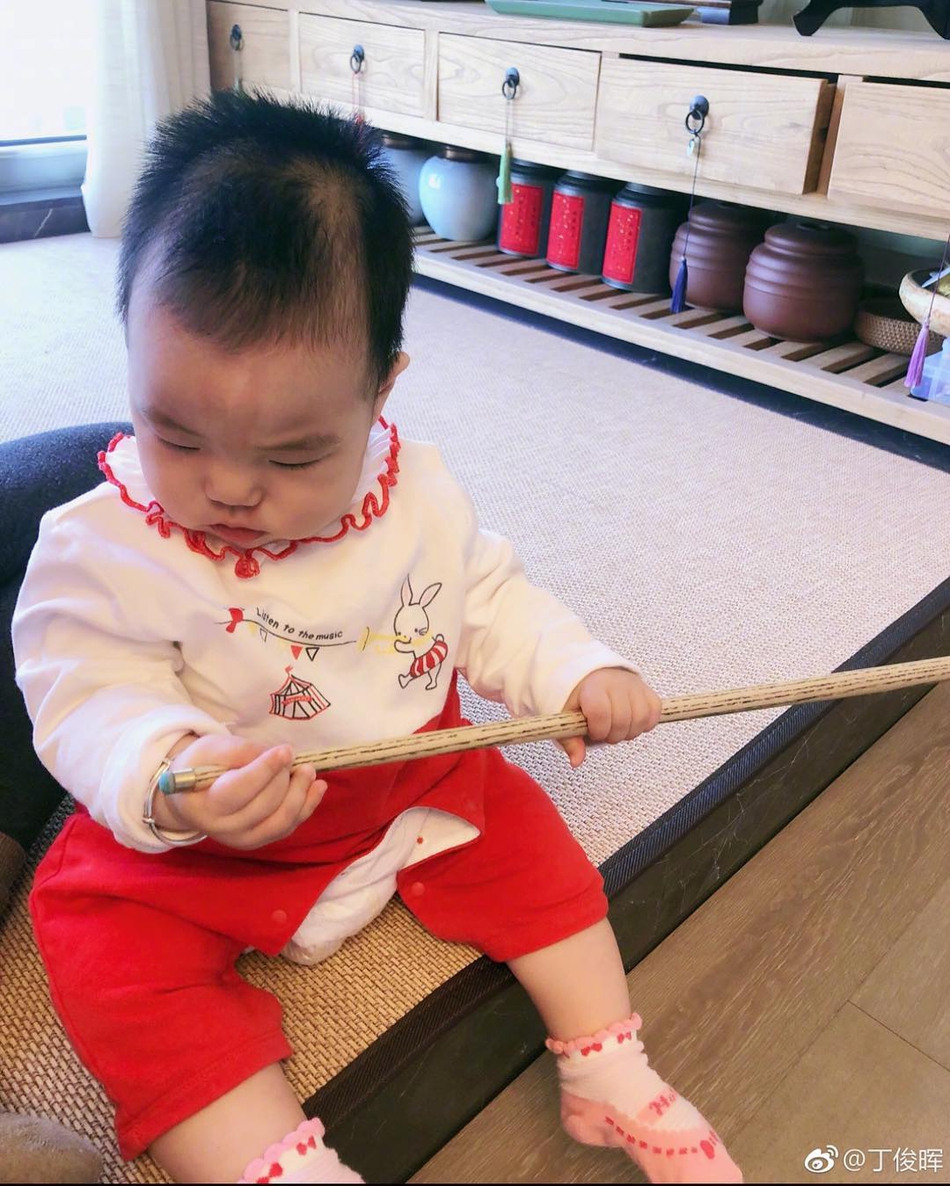 丁俊晖教一岁女儿拿球杆