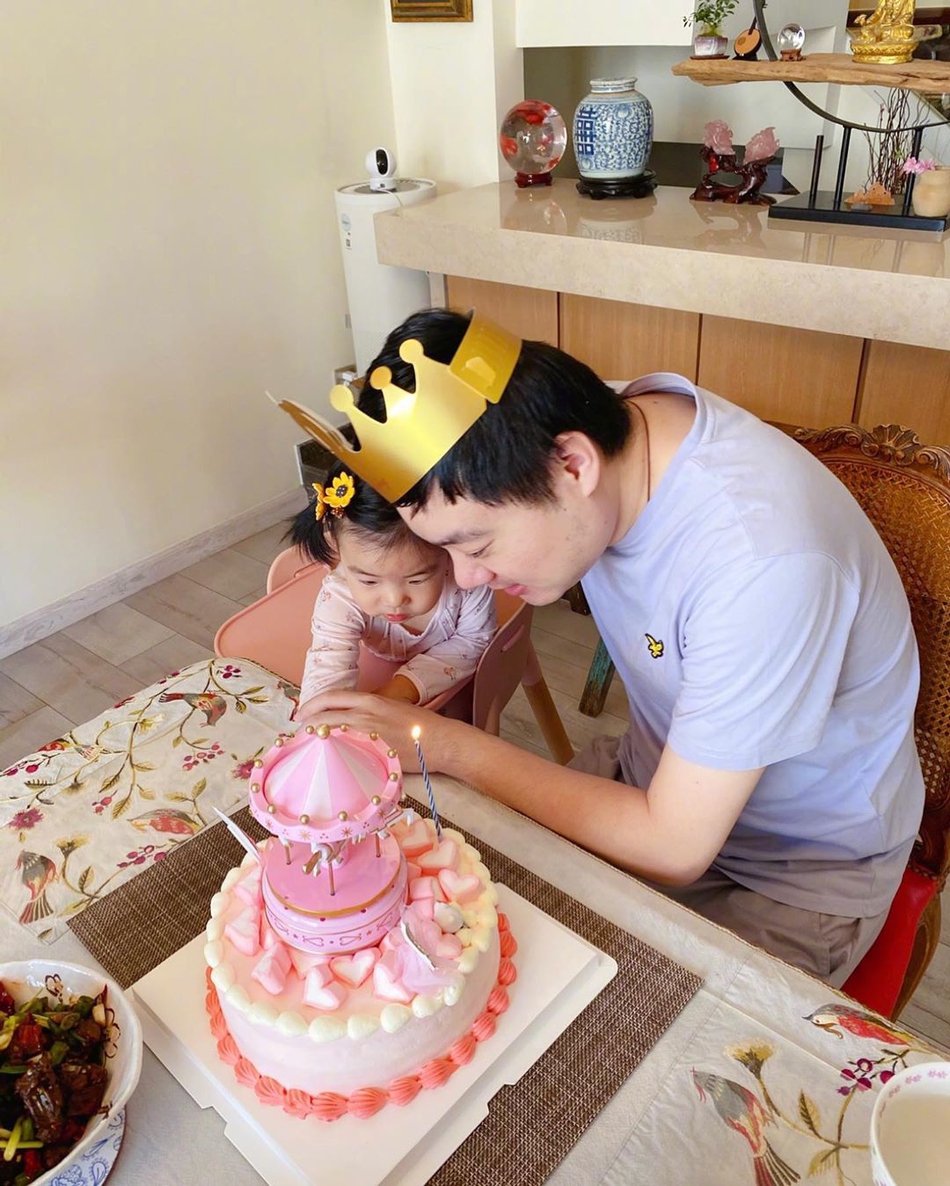 丁俊晖教一岁女儿拿球杆