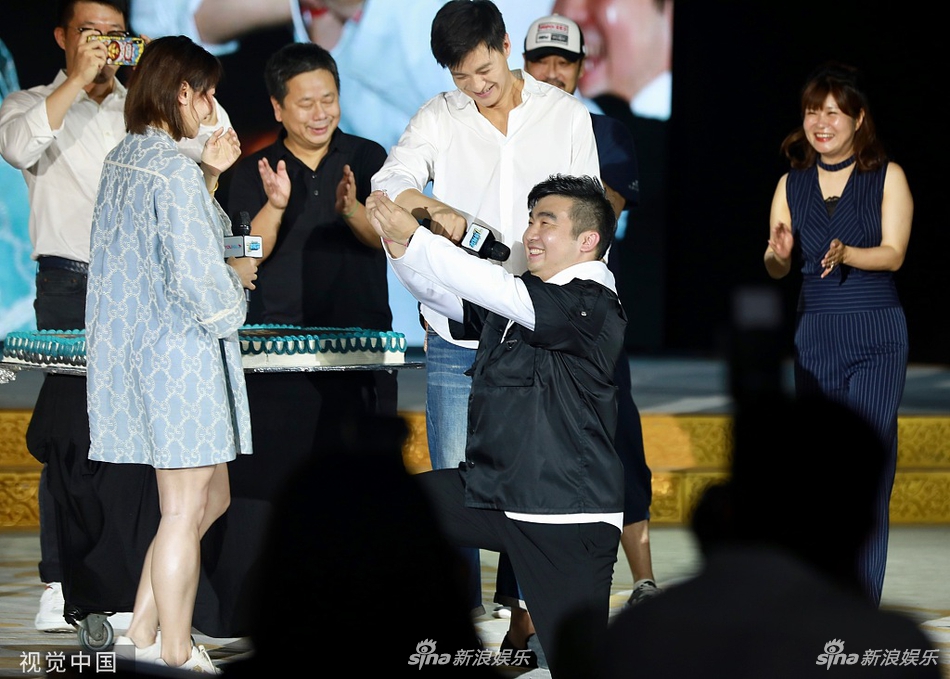 长安十二时辰总制片人求婚何雯娜