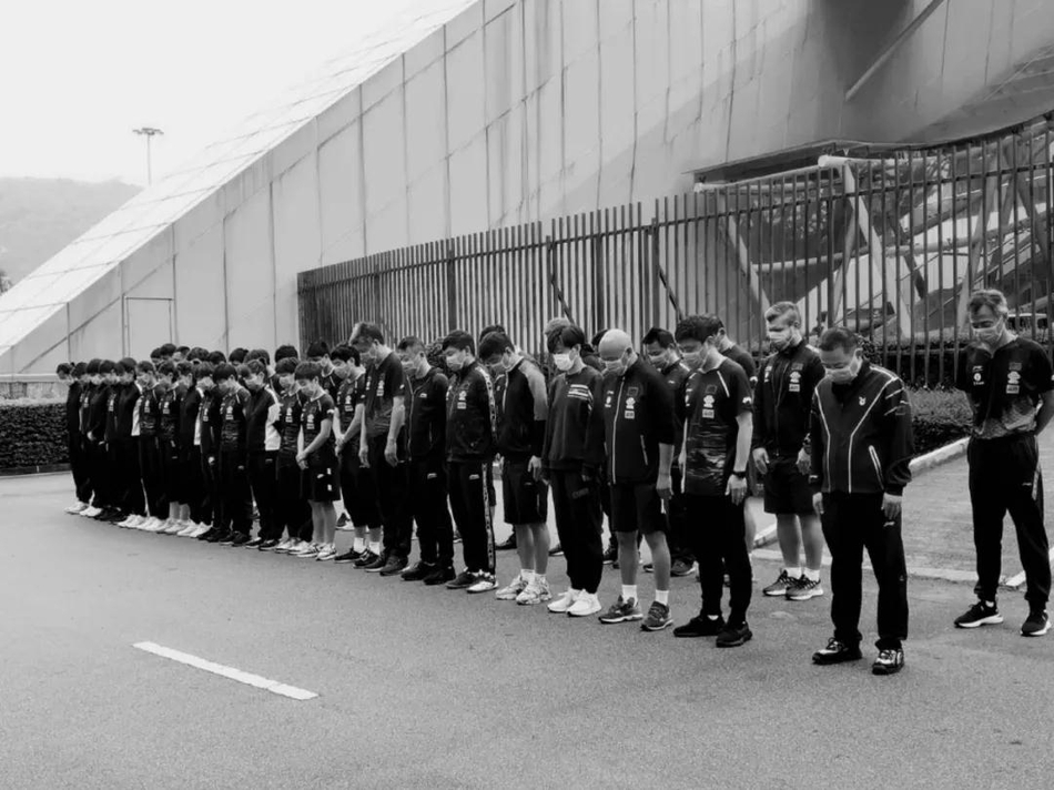 国乒悼念牺牲烈士和逝世同胞