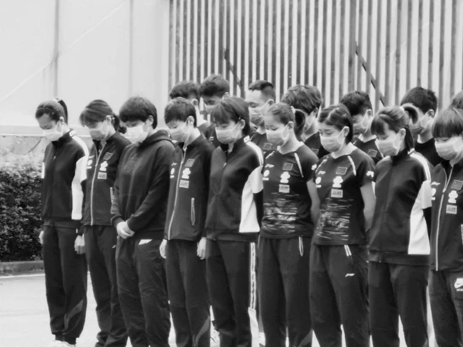 国乒悼念牺牲烈士和逝世同胞