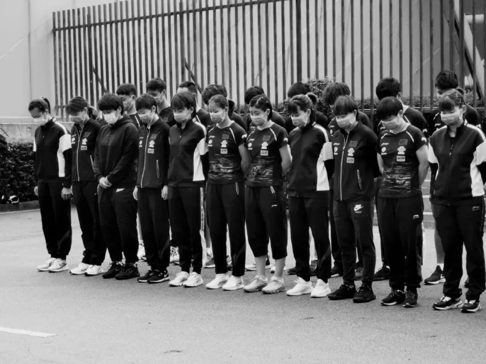 国乒悼念牺牲烈士和逝世同胞