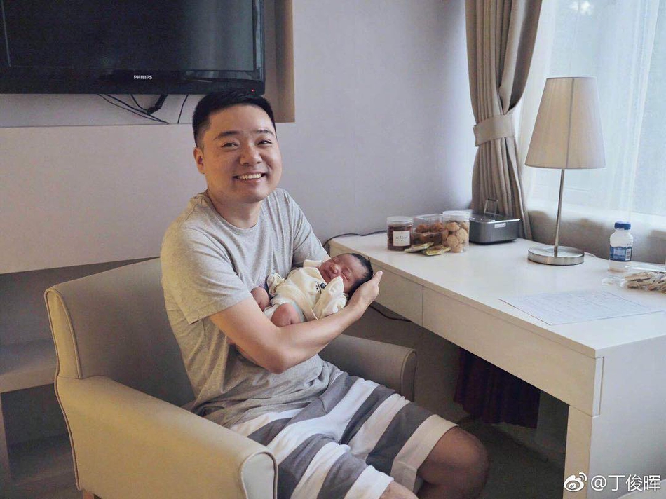 丁俊晖教一岁女儿拿球杆