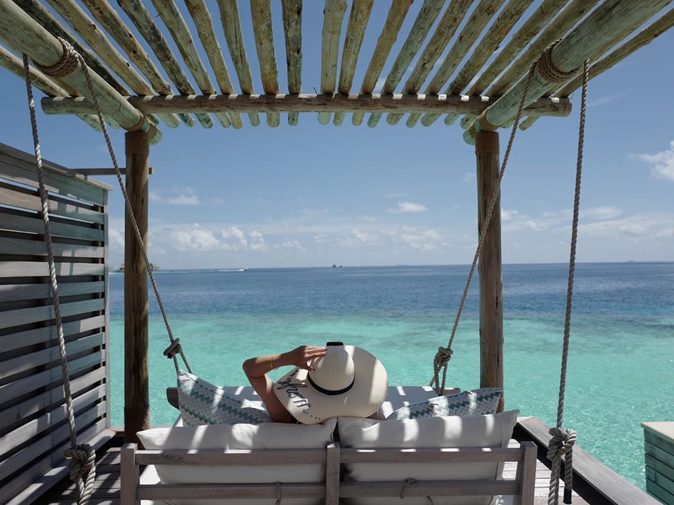 何雯娜孕期在海岛度假把美好定格