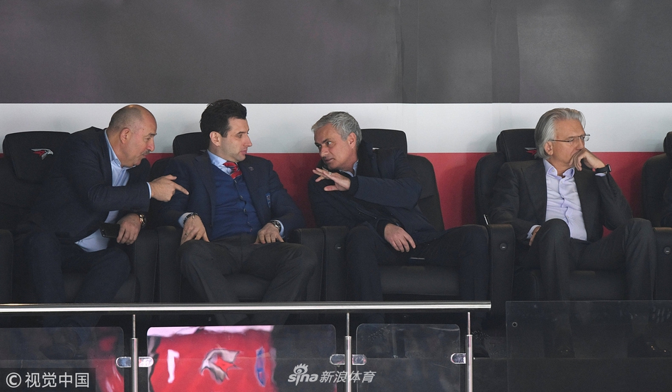 穆里尼奥为冰球开球滑倒