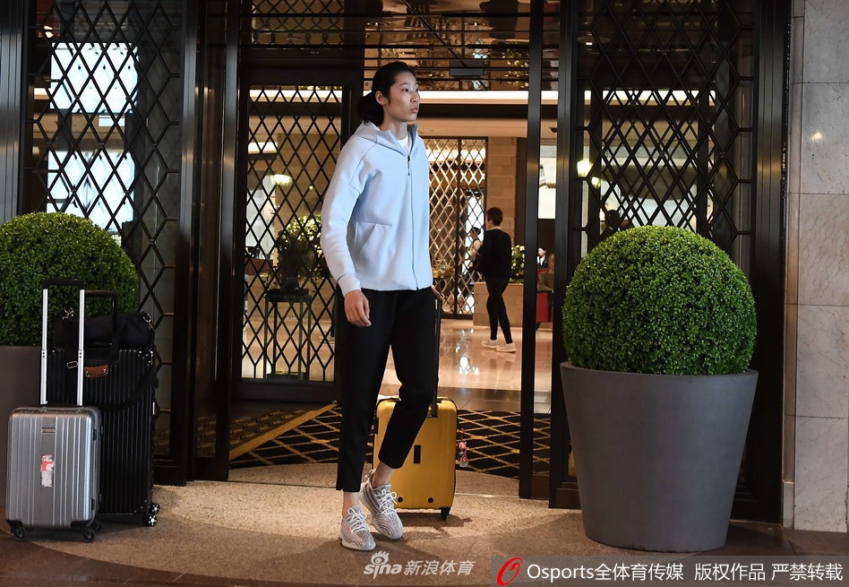 中国女排启程前往横滨