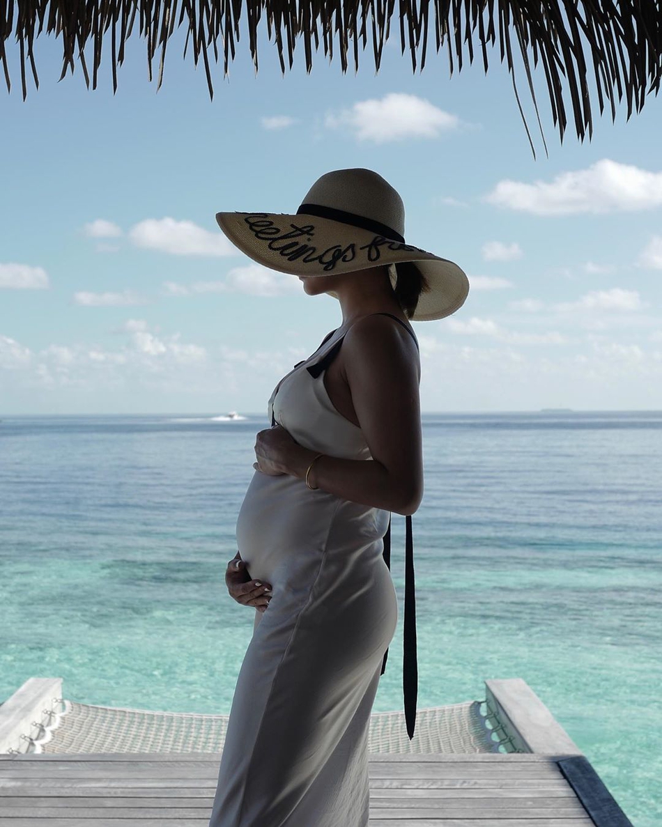 何雯娜孕期在海岛度假把美好定格