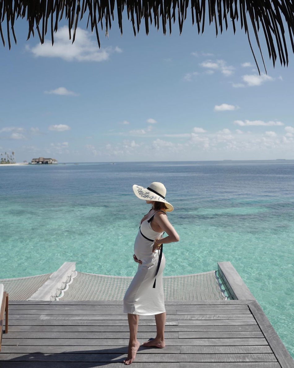 何雯娜孕期在海岛度假把美好定格