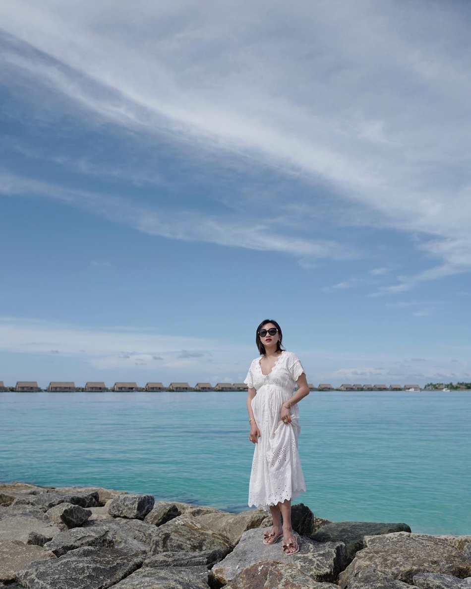 何雯娜孕期在海岛度假把美好定格