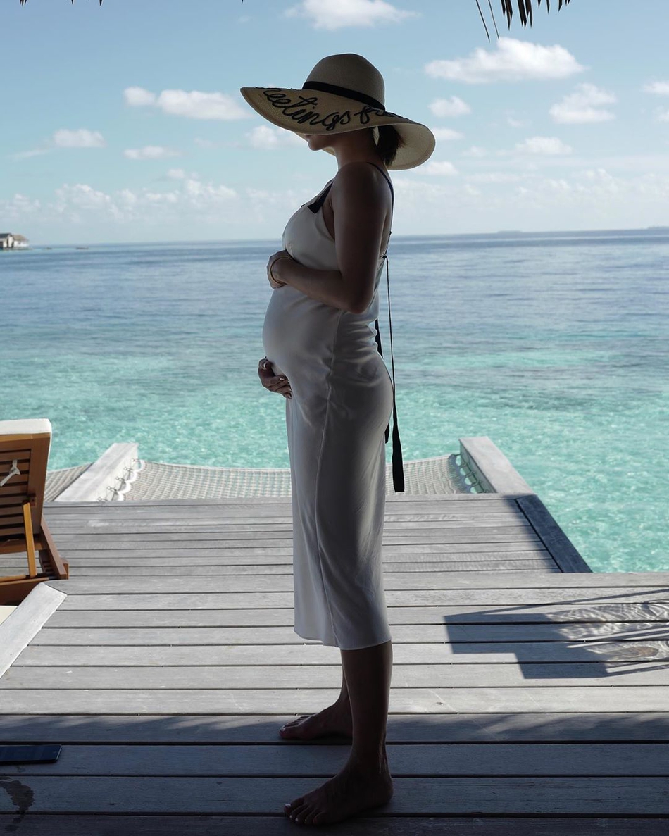 何雯娜孕期在海岛度假把美好定格