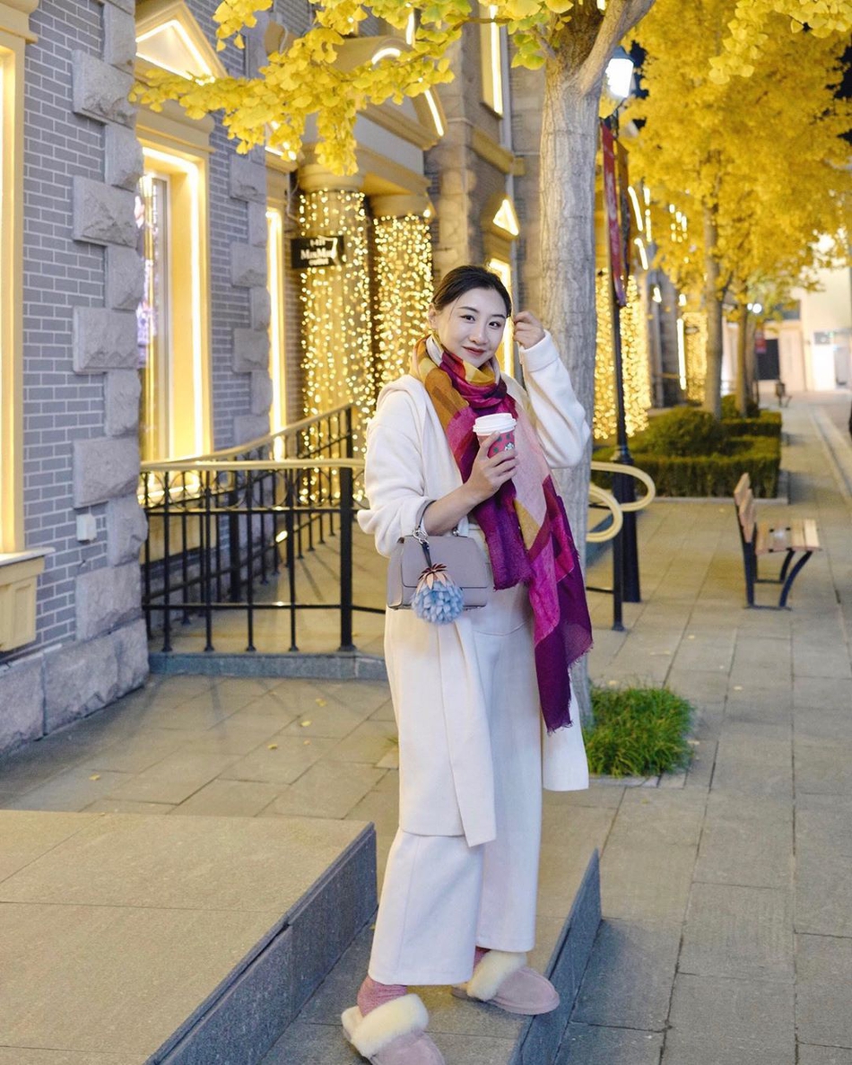 何雯娜游故宫着装很保暖遮孕肚