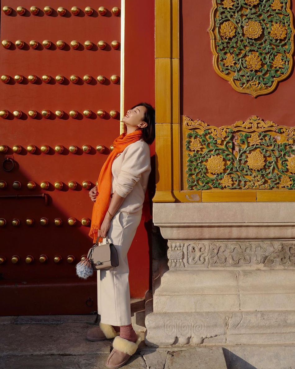 何雯娜游故宫着装很保暖遮孕肚