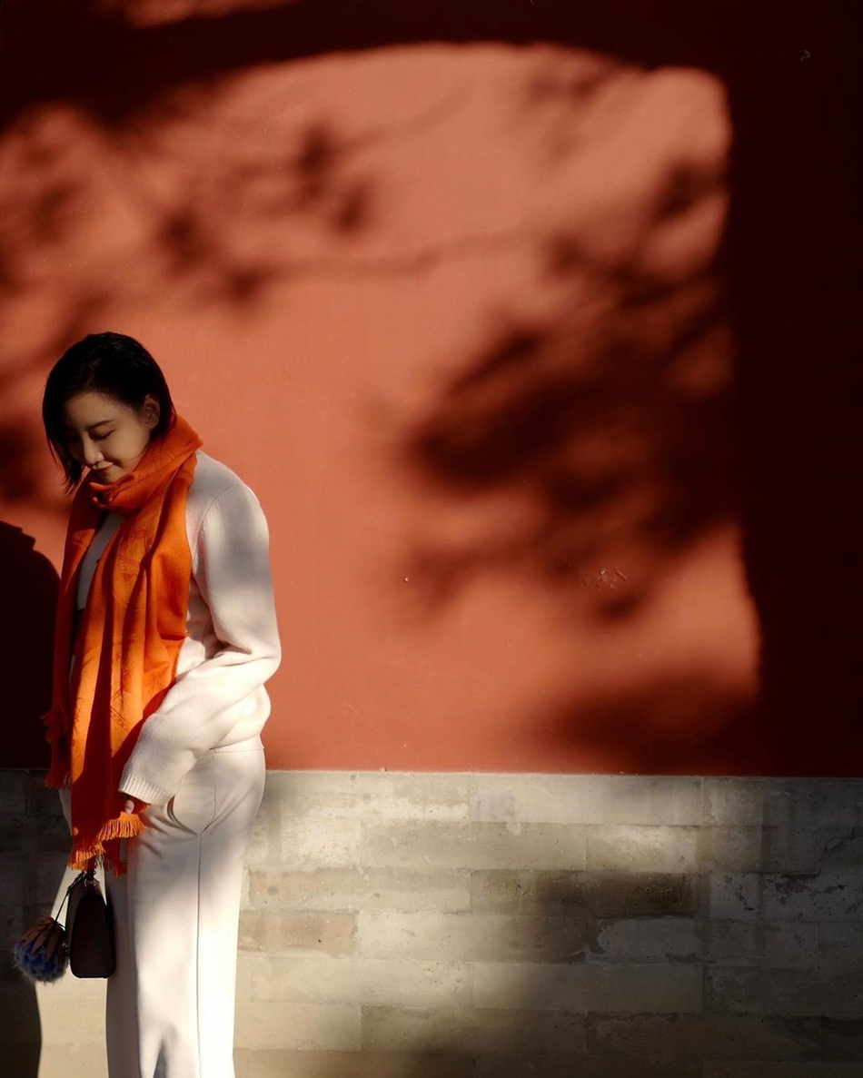 何雯娜游故宫着装很保暖遮孕肚