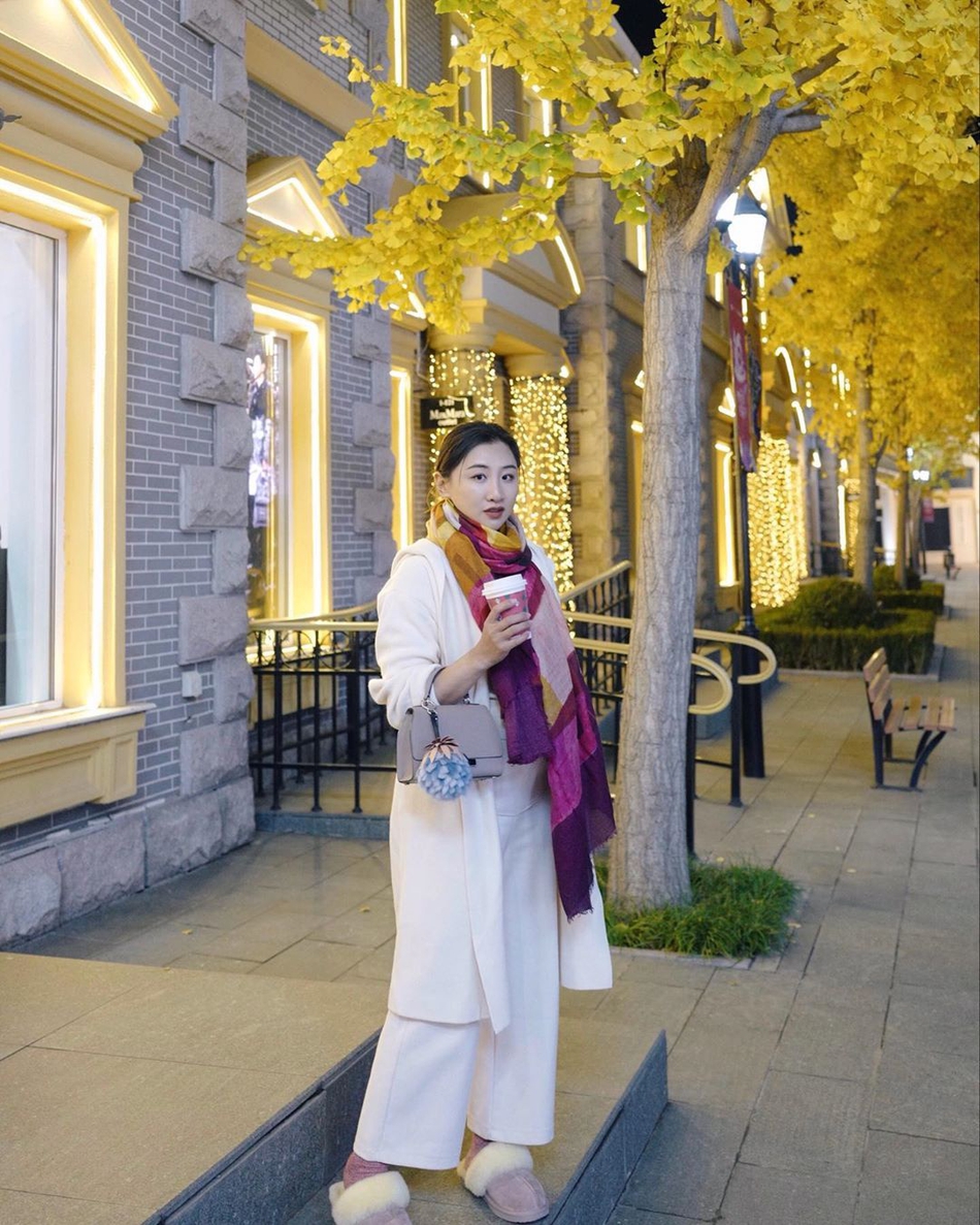 何雯娜游故宫着装很保暖遮孕肚