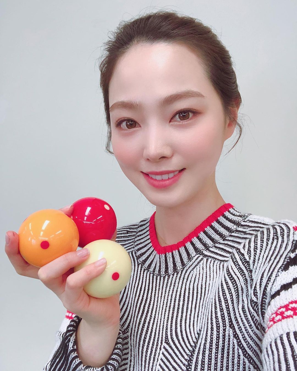 韩国台球美女车侑蓝晒新年美照