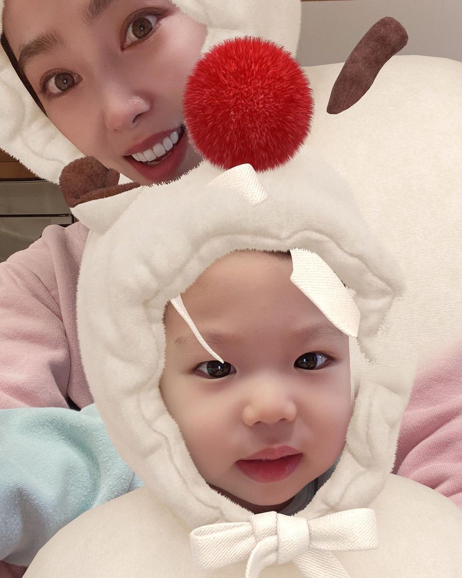 韩国台球美女车侑蓝晒新年美照