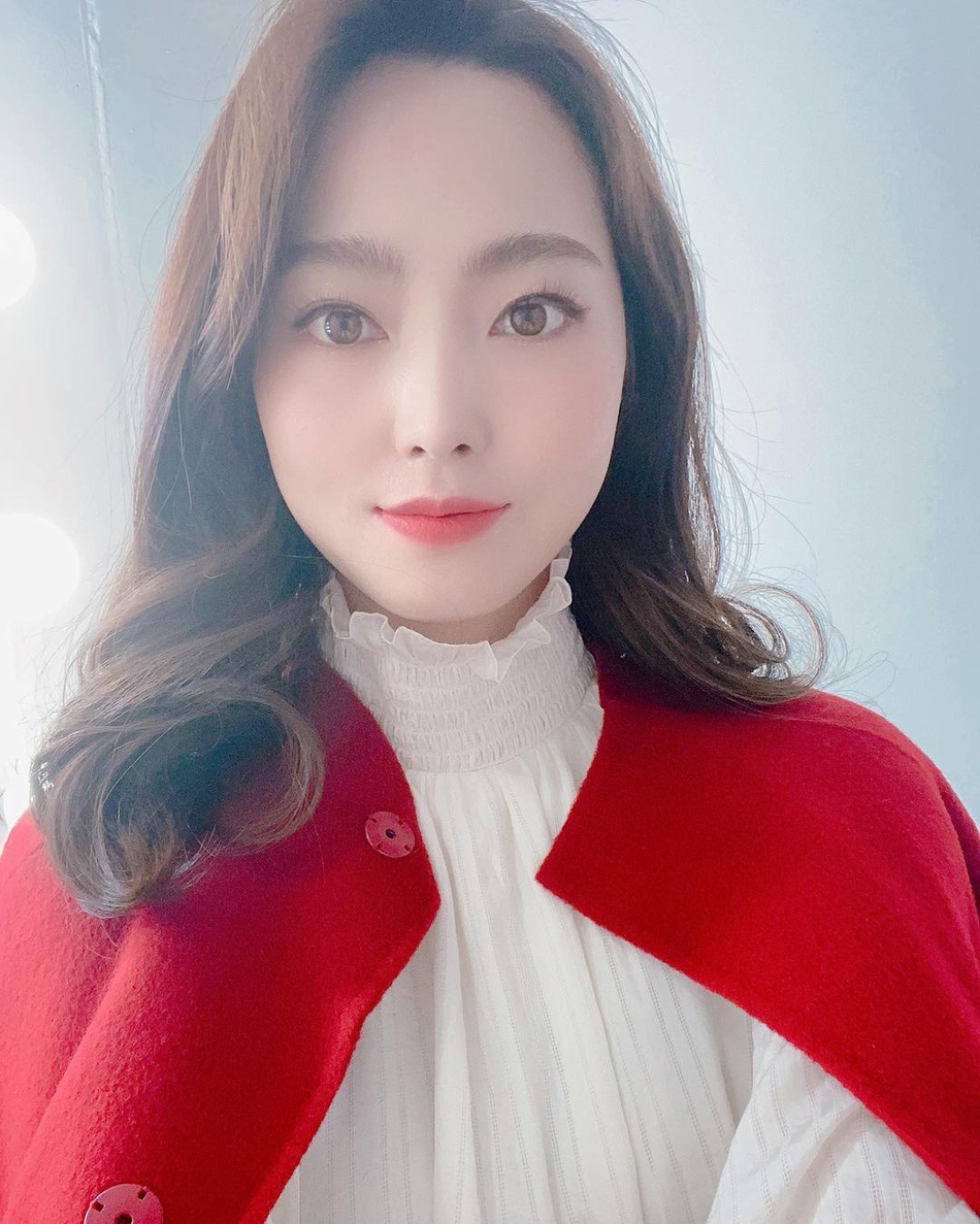 韩国台球美女车侑蓝晒新年美照