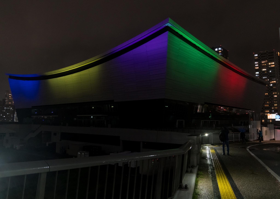 东京多地“亮灯”纪念奥运会倒计时100天