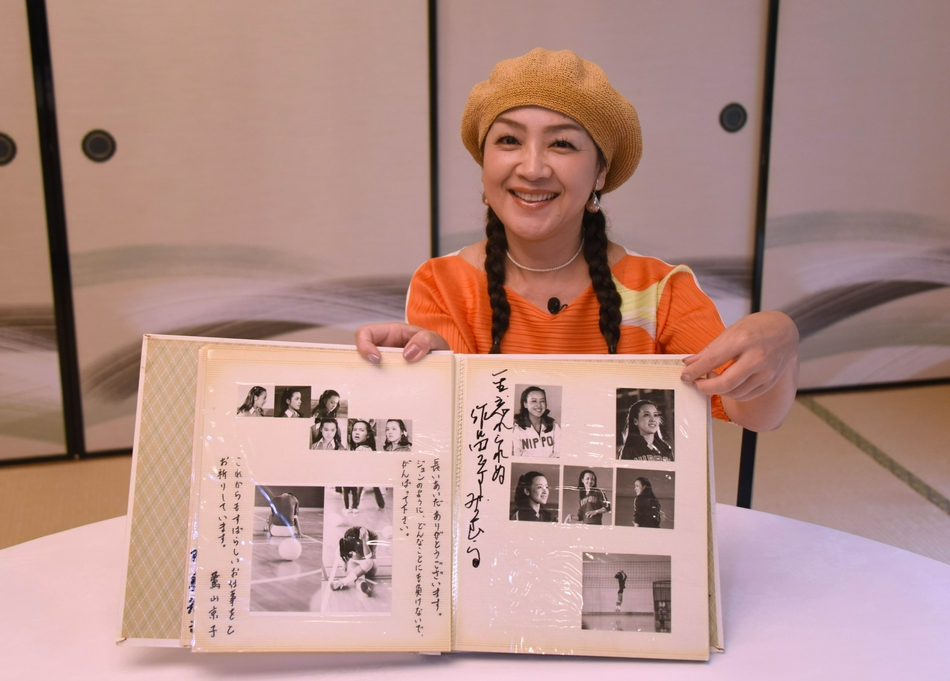 小鹿纯子重温《排球女将》