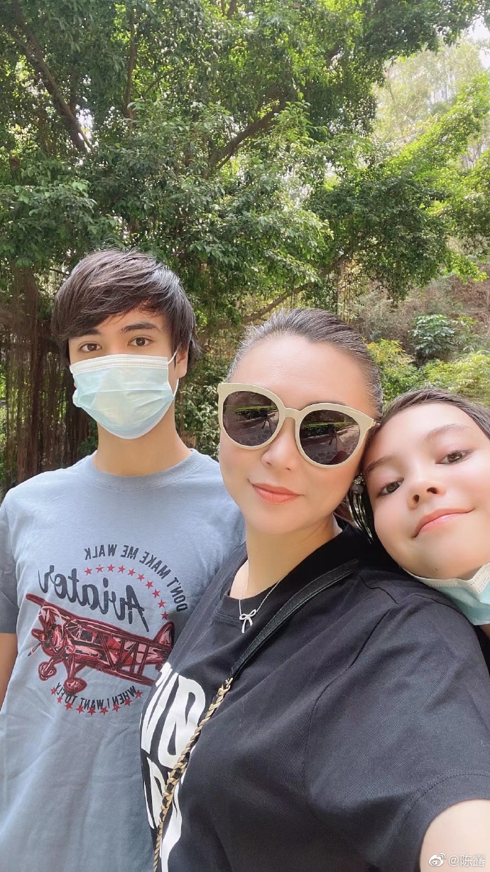 花滑名宿陈露晒和混血儿女合影