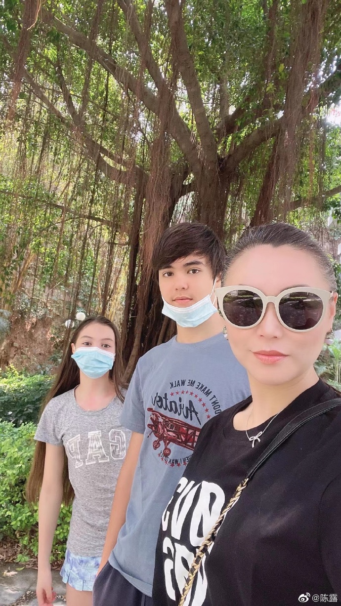 花滑名宿陈露晒和混血儿女合影