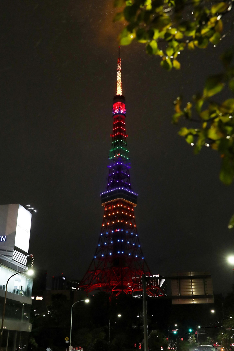 东京多地“亮灯”纪念奥运会倒计时100天
