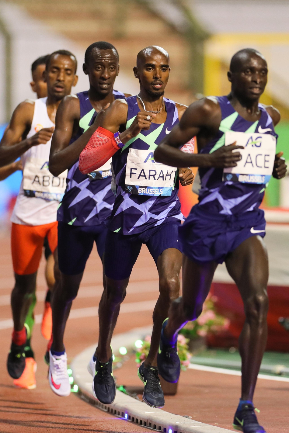 法拉赫破男子一小时跑世界纪录