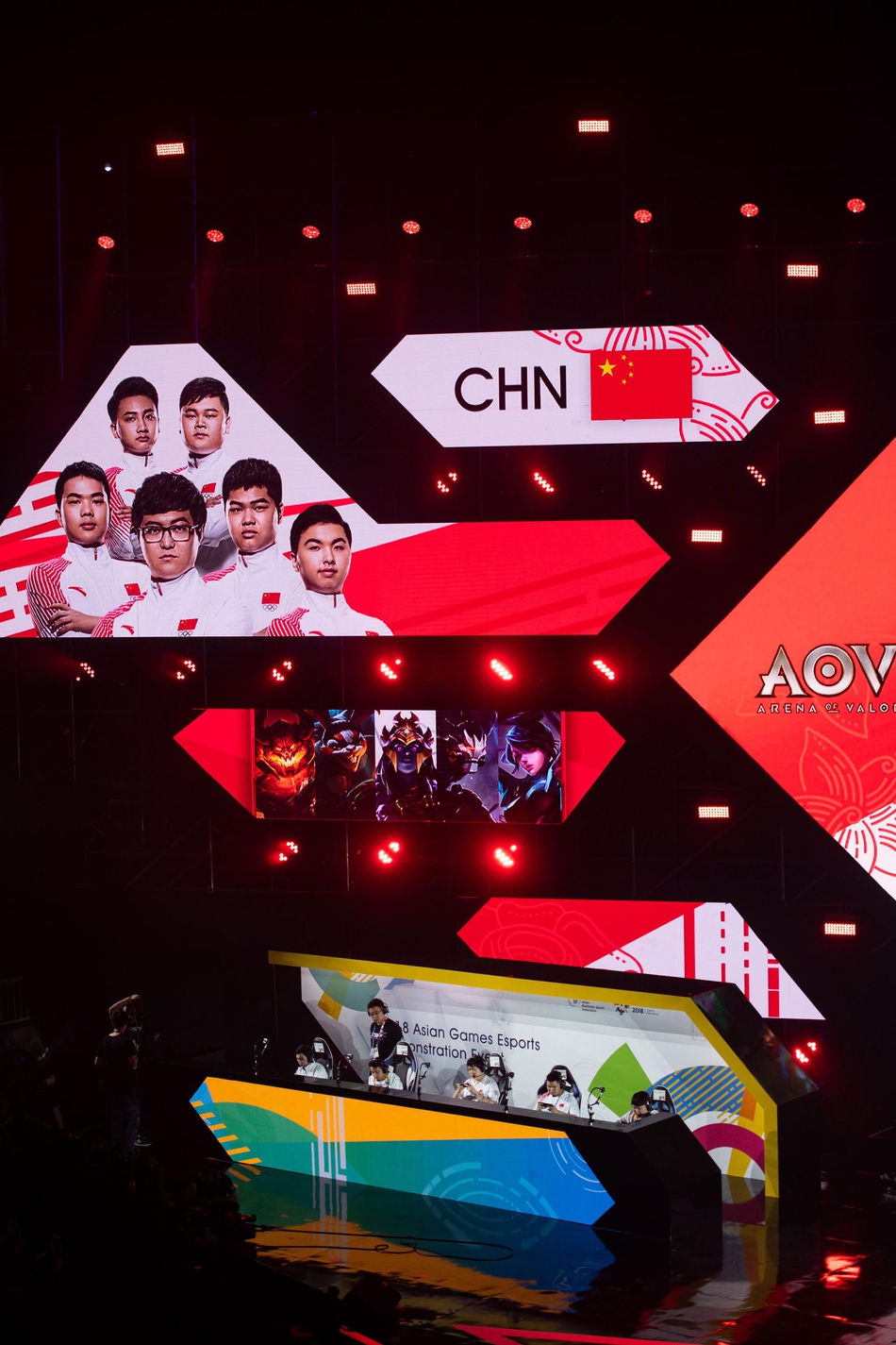 中国队在印度尼西亚雅加达举行的第18届亚运会电竞项目《王者荣耀国际版（AOV）》中