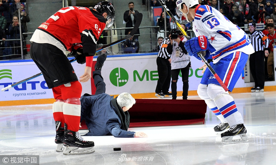 穆里尼奥为冰球开球滑倒