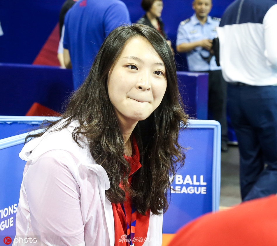 惠若琪坐郎平身后观战