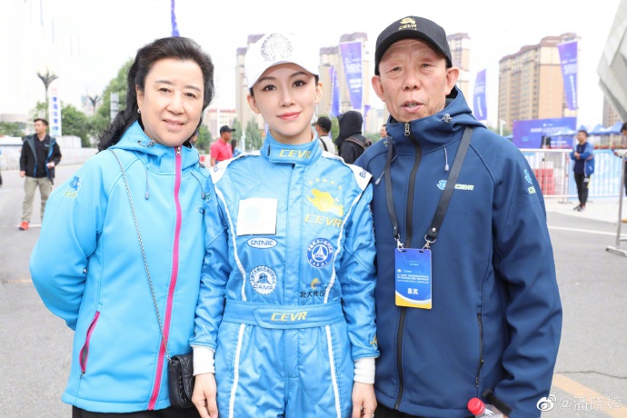 潘晓婷青海参加电动汽车挑战赛 父母同行