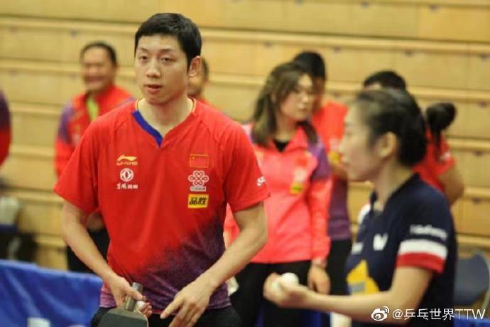 中国驻洛杉矶总领事张平看望国乒