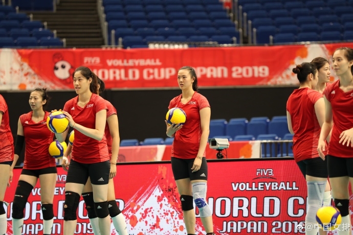 中国女排进行适应场地训练