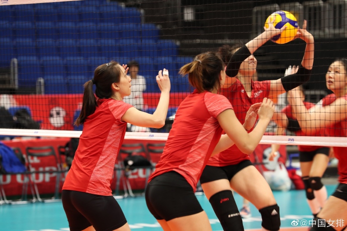 中国女排进行适应场地训练