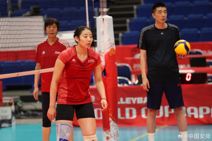 中国女排进行适应场地训练