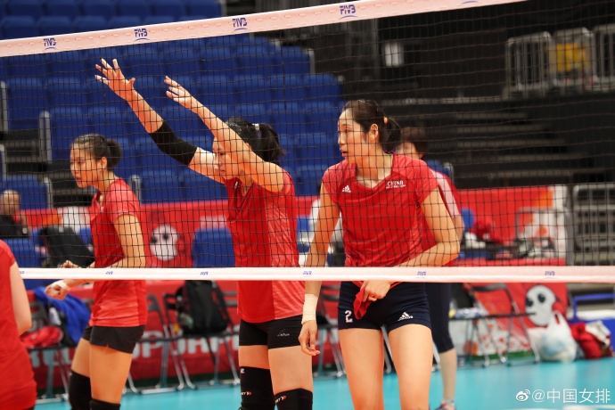 中国女排进行适应场地训练