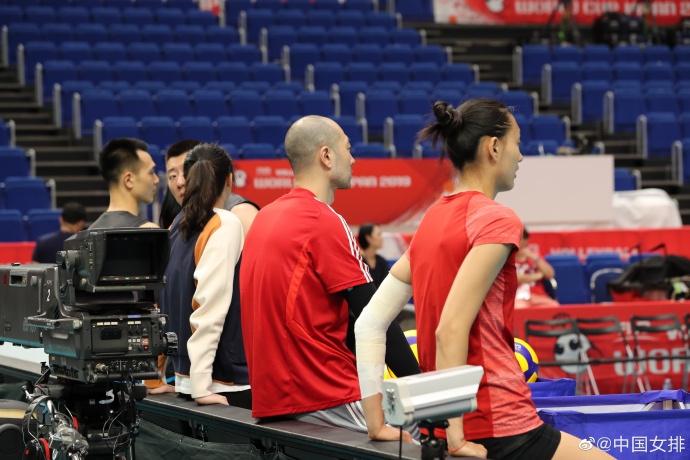 中国女排进行适应场地训练