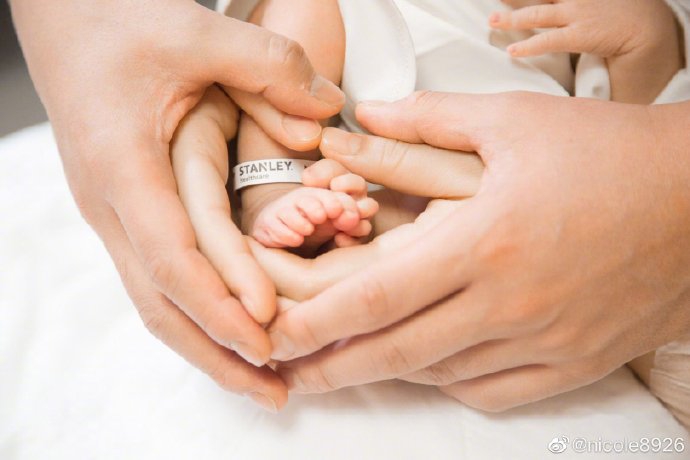 魏秋月诞下爱子