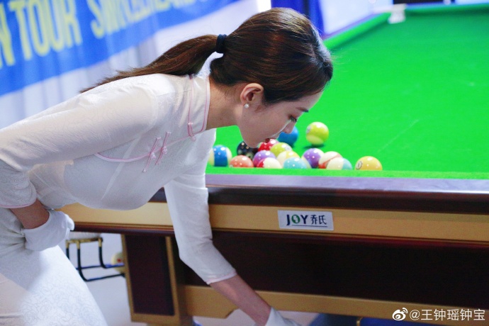 台球美女裁判旗袍秀