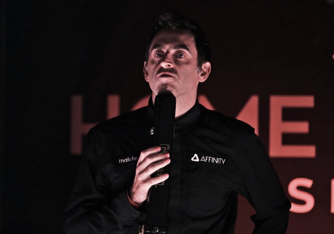 奥沙利文涂粉红色指甲