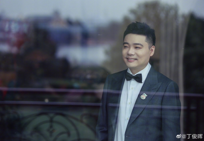 孙俪晒和丁俊晖合影追星成功