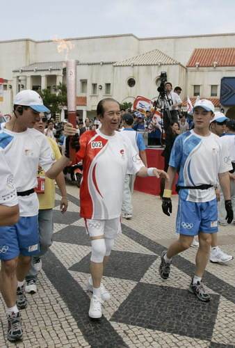 何鸿鲈传递北京奥运会圣火