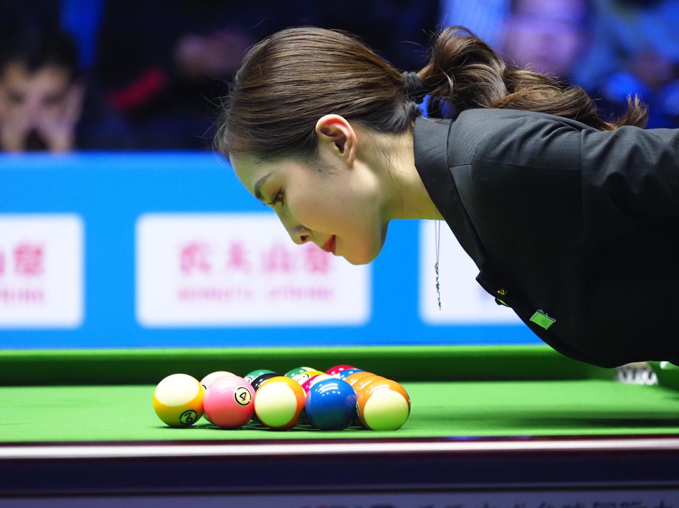 最美女裁判执裁中式台球巅峰战