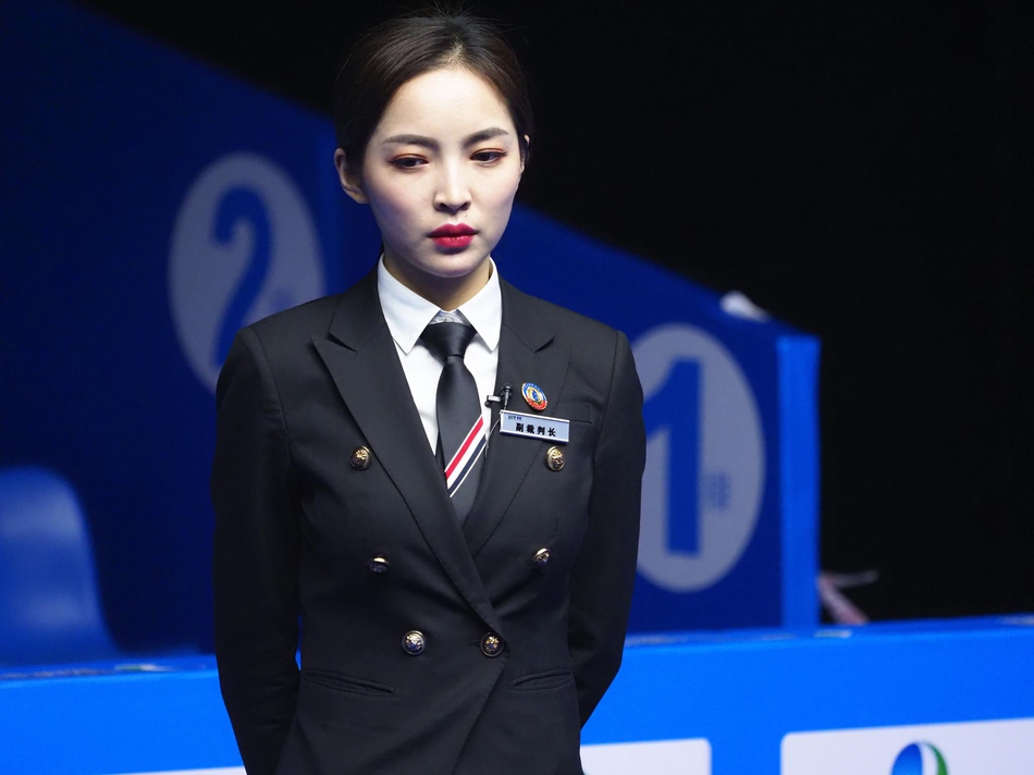最美女裁判执裁中式台球巅峰战