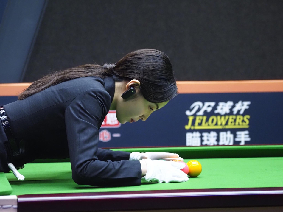 “最美台球裁判”王钟瑶爆红